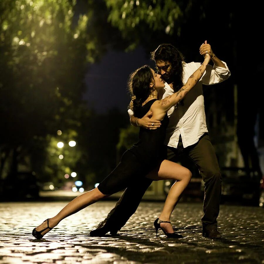 Как называется пара. Аргентинское танго на улицах Буэнос-Айреса. Танец двоих. Аргентина танго на улице. Пара танцует на улице.
