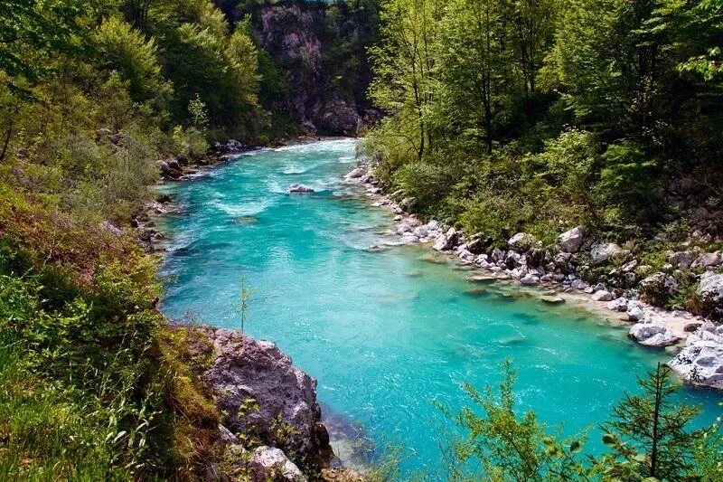 Бирюзовая река соча (Словения, Италия). Река соча в Словении и Италии. Река соча в Италии. Долина реки соча Словения.