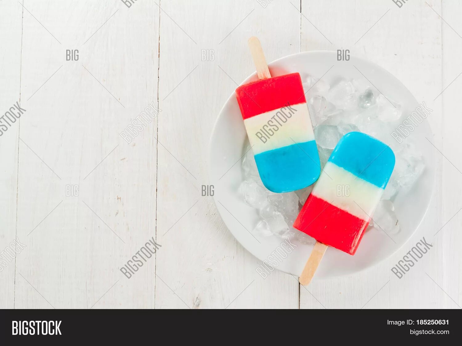 Мороженое бело сине красное. Красно голубое мороженое. Красно синий белый фруктовый лёд.