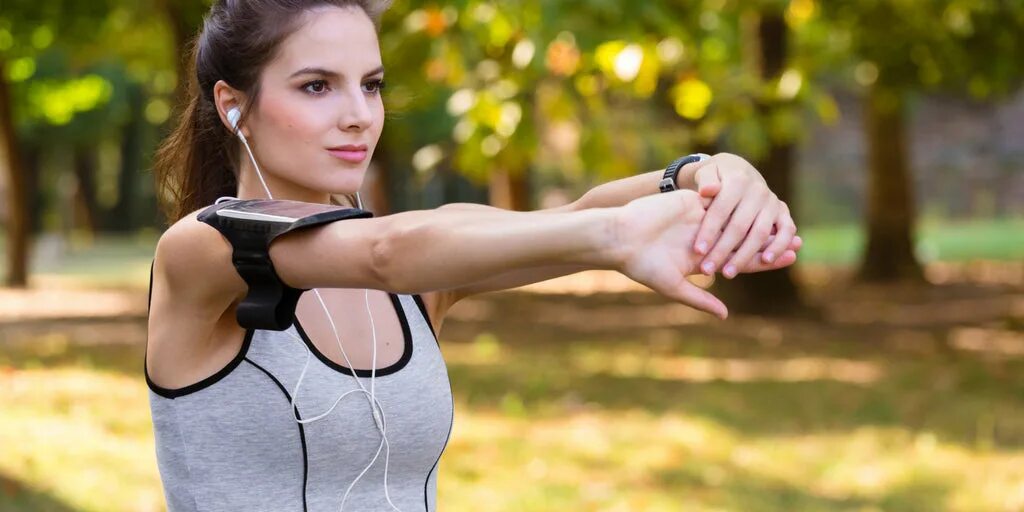 Девушка с поднятыми руками вверх. Arms up girls pics. Красивая девушка с поднятыми руками. Девушка в платье с поднятыми руками. Girl arms up.