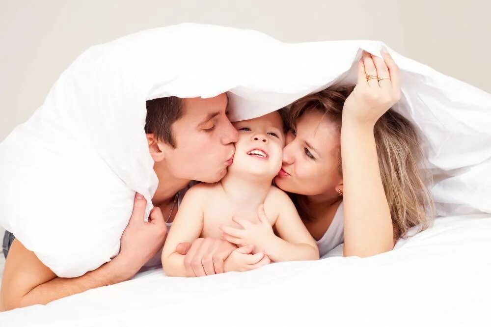 Малыши с папами спят. Mom son dad sleeping. Фотосессия мамы и сына на кровати. Sleep with daddy. Семья на кровати.