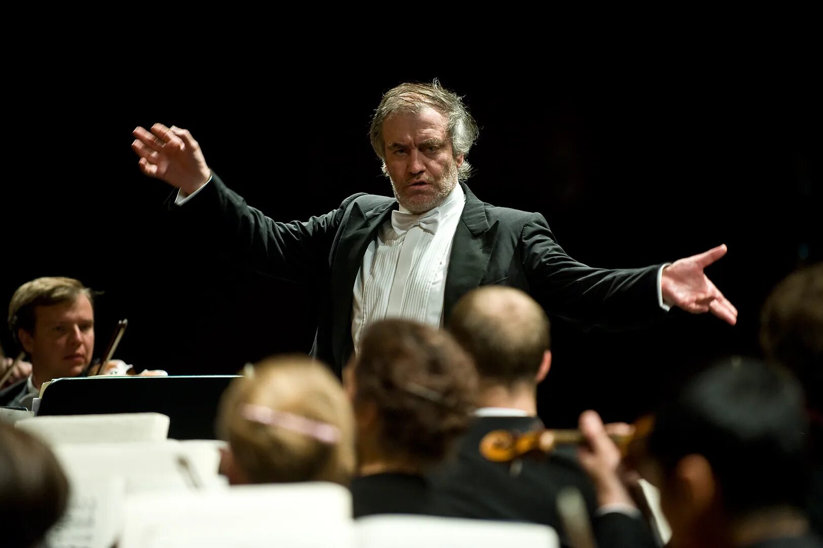 Густаво дудамель венесуэльский дирижёр. Густаво дудамель. Дирижер это главное лицо на сцене обеспечивающее. Дирижер валерий абисалович гергиев. Дирижер это главное лицо на сцене обеспечивающее.