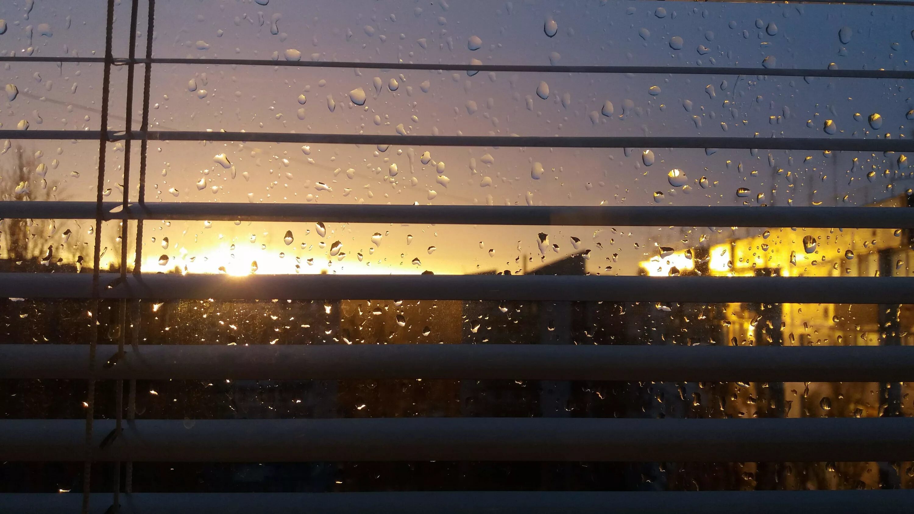 Марракеш песни дождь по крышам. Дождь за окном. Дождь стеной. Дождь Эстетика. Крыша дождь.