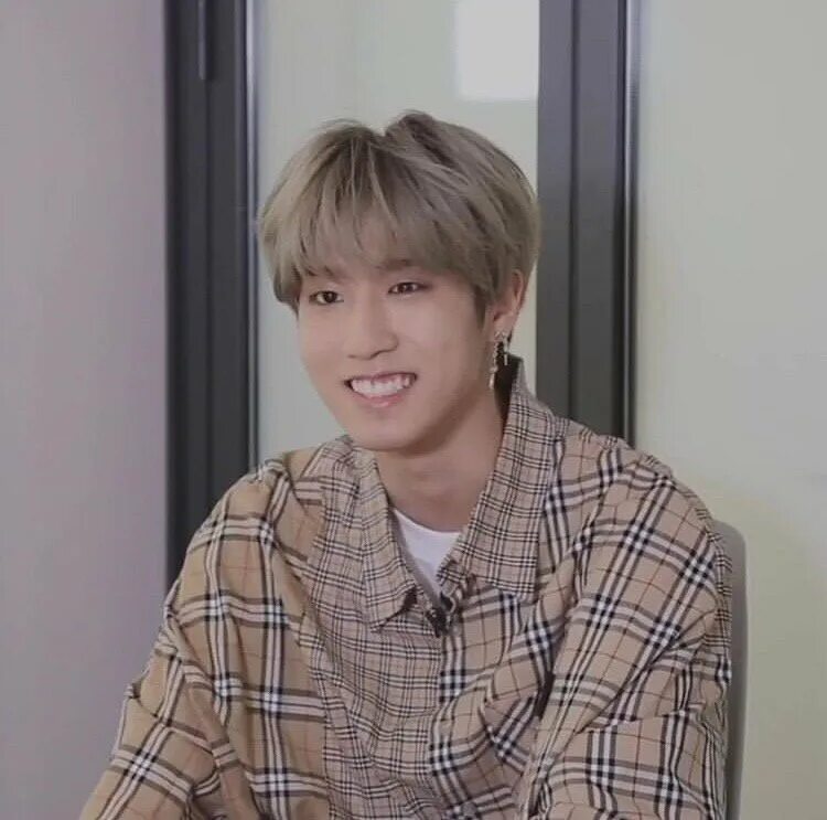 Как зовут хан джисона. Хан джисон. джисон stray kids 2025. хан stray kids 2025. хан джисон улыбка.