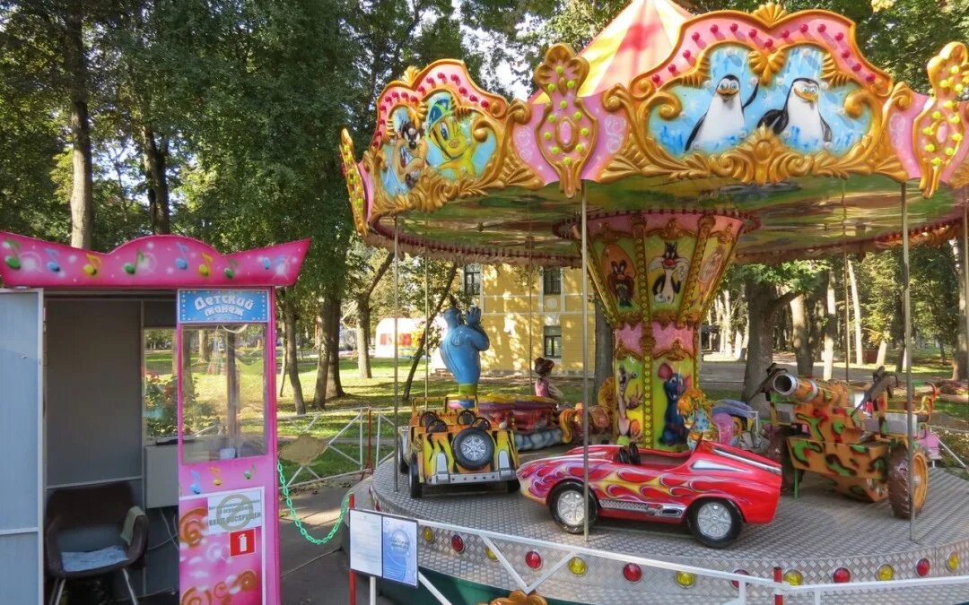 Кремлевский парк Великий Новгород. Парк аттракционов Великий Новгород. Аттракционы кремлевского парка Великий Новгород. Великий Новгород, Кремль парк аттракционов.