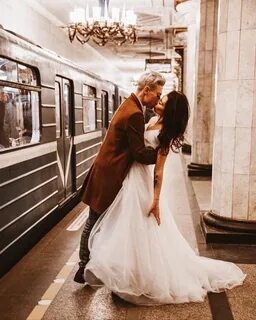 Молодая пара в метро