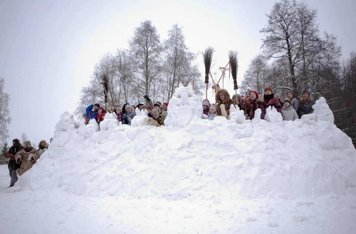 Зимняя игра царь горы. Масленица снежная крепость. Игра. Игра царь горы зимой. Игра.