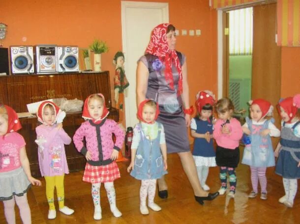 Как смешно одеть ребенка в садик. Костюм на день смеха в детский сад. наряд ребенка на день смеха. костюм на 1 апреля в детский сад. костюм на день смеха в детский сад девочке.