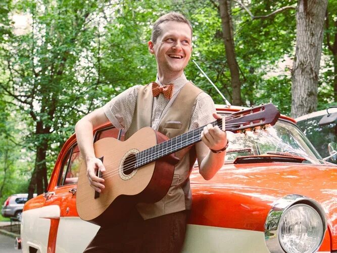 поет серенаду под окном. серенада под окном. парень поет под окном. парень поет серенаду. парень поет под окном.