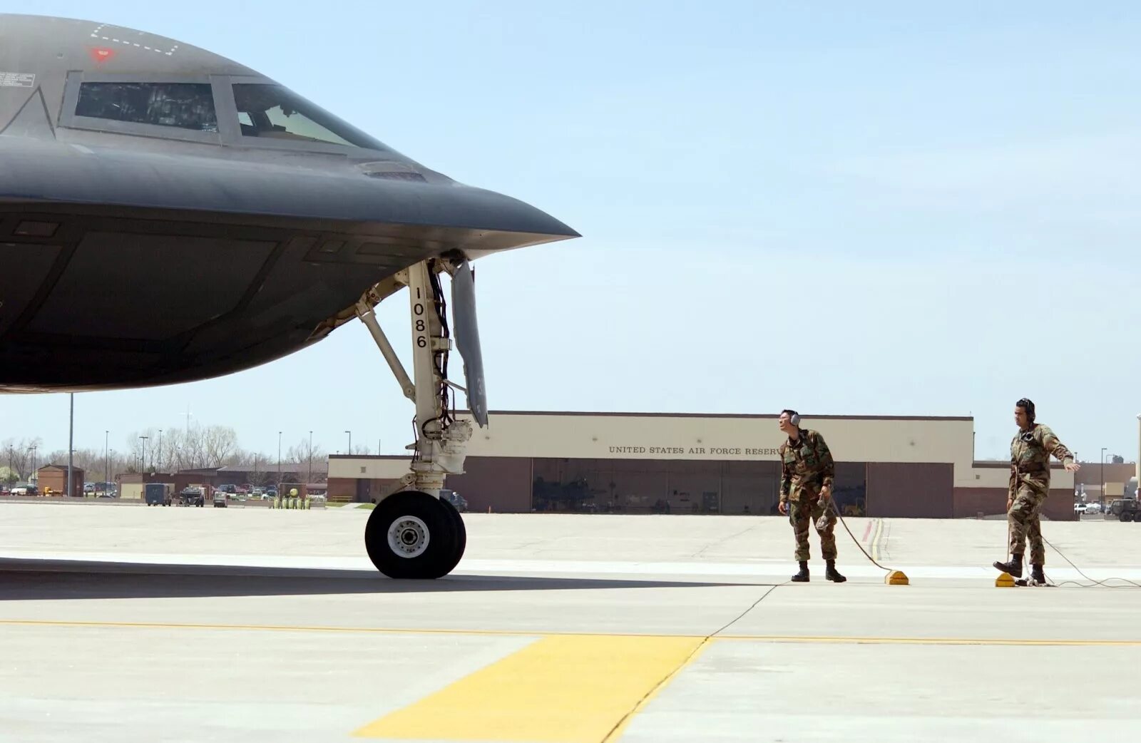 B 2 spirit характеристики. Стелс-бомбардировщик b-2. B-2 Spirit: стелс-бомбардировщик. Northrop Grumman b-2 Spirit. B-2 Spirit Stealth Bomber.