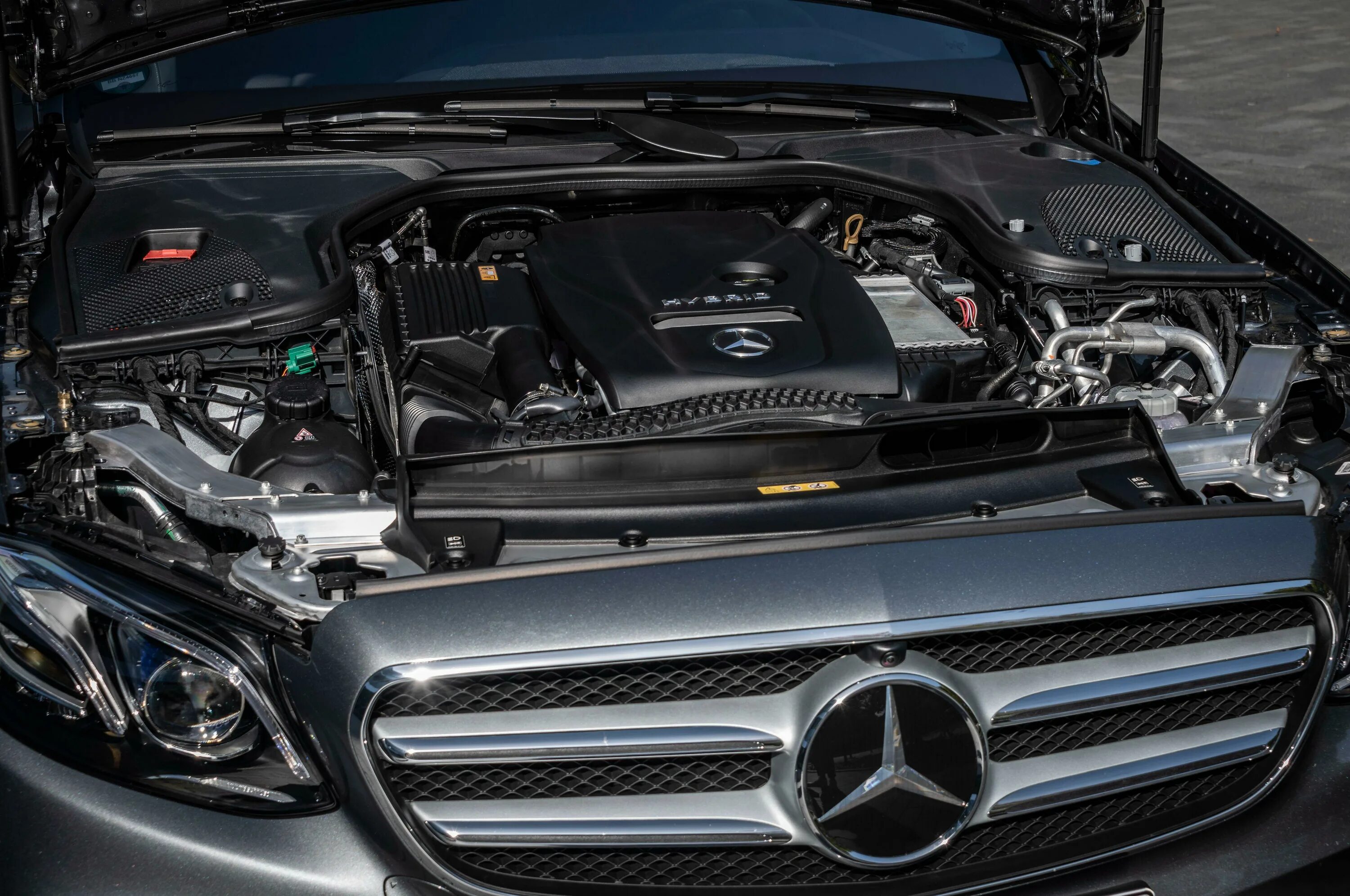 Капот мерседес е200. Mercedes w213 под капотом. двигатель w213 мерседес. мерседес е200 под капотом. двигатель мерседес е200 w213.