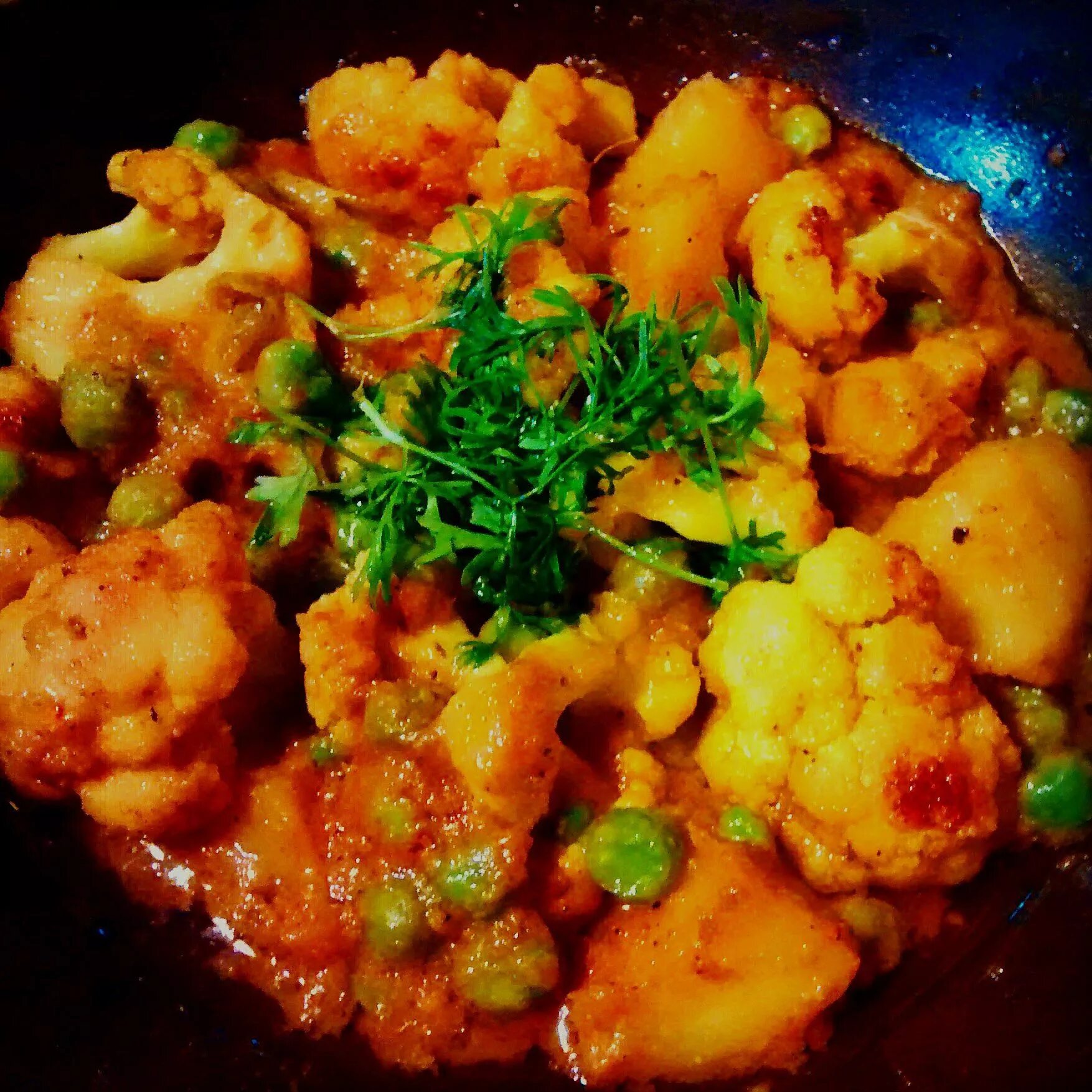 Aloo Gobi. Гобхи алу сабджи. Цветная капуста с картошкой и горошком масала. Карри с цветной капустой горошком.