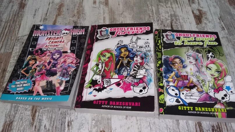 Хай пишет. We are Monster High. Школа монстров на английском. We are Monster High альбом. Monster High книга вечеринка монстров стр 37.