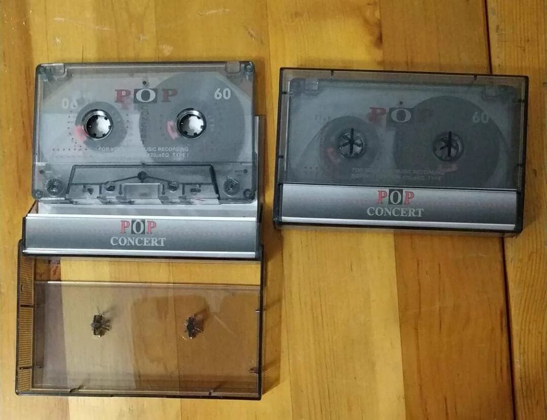 Две кассеты. GOLDSTAR LG Cassette. Компакт кассета LG. Кассета LG hr90.