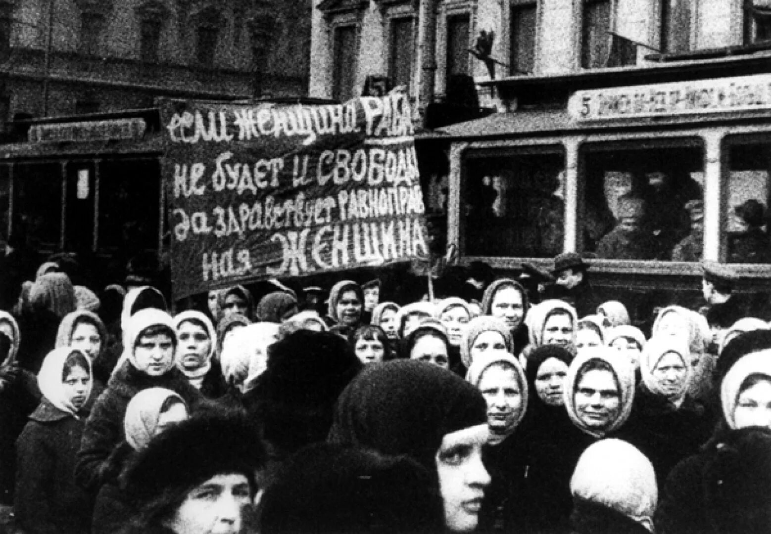 Демонстрация женских. Забастовка 23 февраля 1917. 1857 нью-йорк манифестация. Демонстрация в петрограде 1917 23 февраля. Февральская революция 1917 путиловский завод.