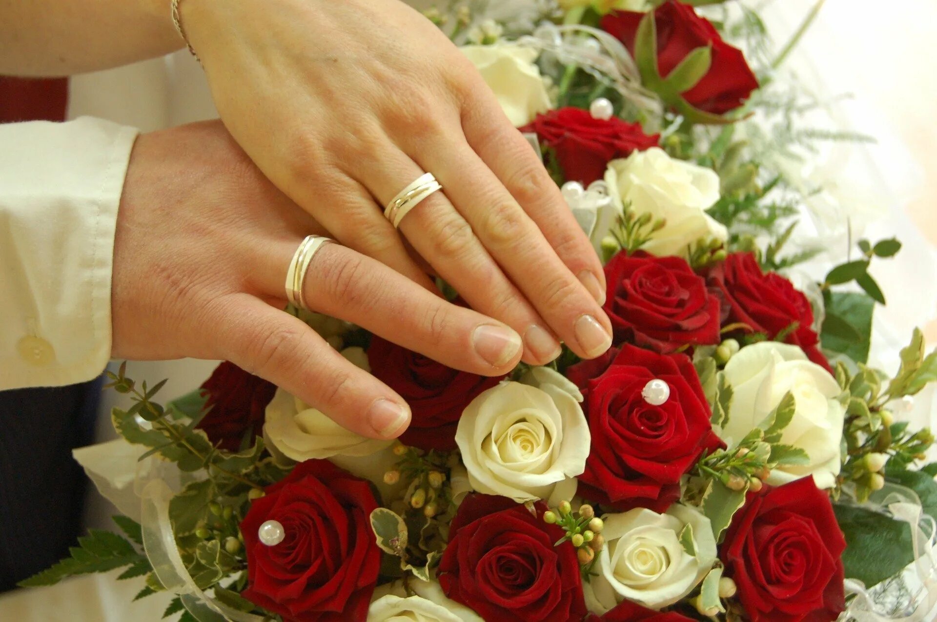 Свадебный букет и кольца. Свадебный букет с обручальными кольцами. Обручальные кольца с цветами. Букет цветов с обручальными кольцами.
