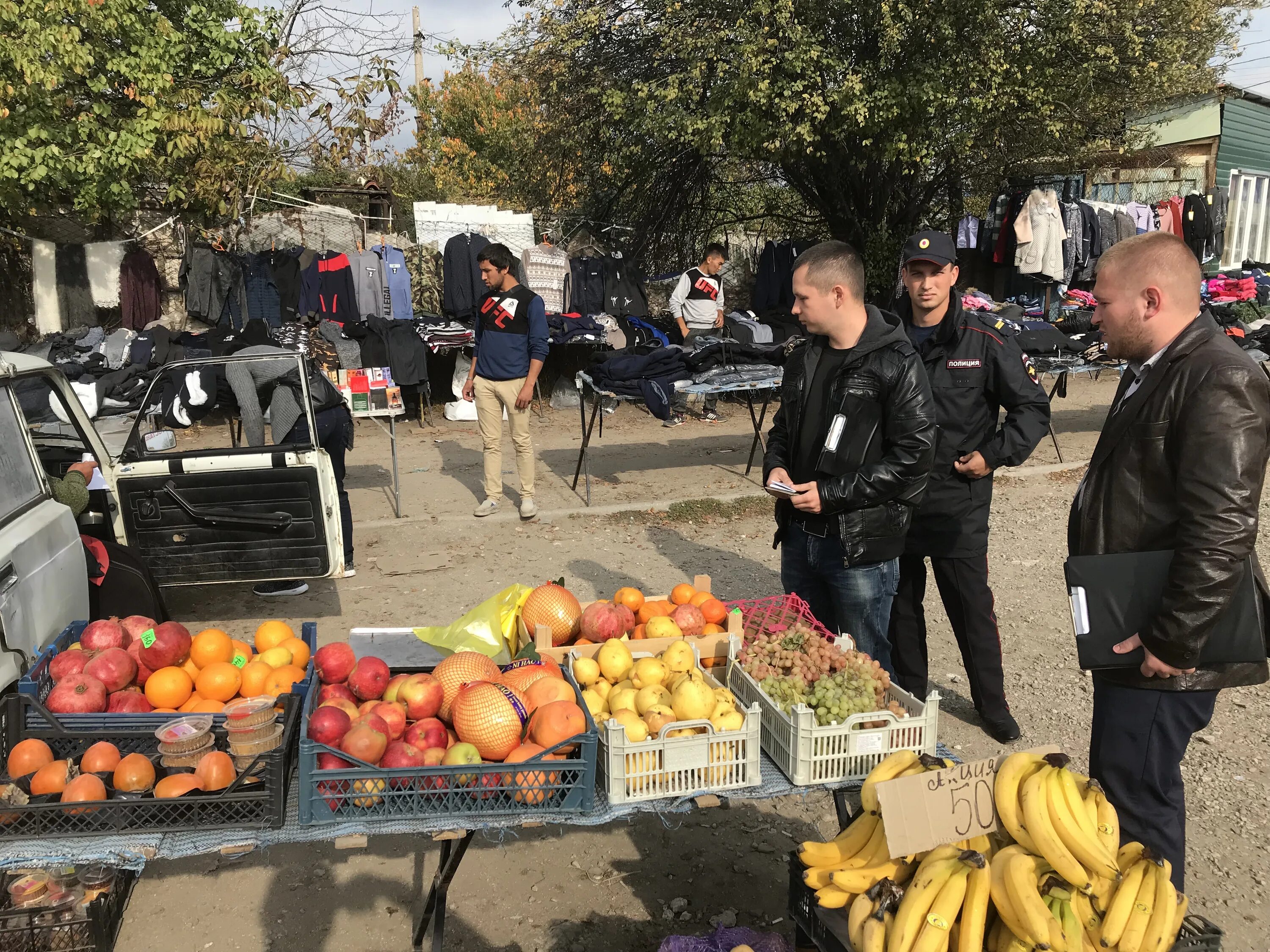 Коммерция симферополь. Стихийная торговля в симферополе. Стихийная торговля в симферополе свежие новости. Управление торговли симферополь. Центральный рынок.
