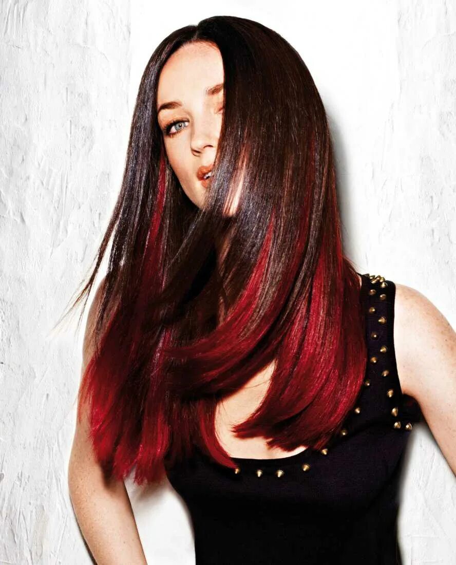 Фото волос черно красные. Темно красное омбре на темные волосы. Окрашивание волос омбре красный. Креативное окрашивание на длинные волосы. Красные кончики на темных волосах.