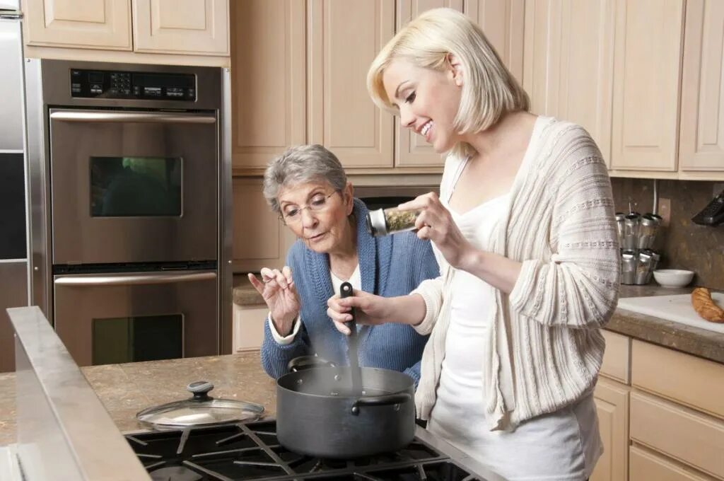 Невестка и свекровь чурикова. Свекровь и невестка. свекровь на кухне. свекровь и сноха. свекровь и невестка на кухне.