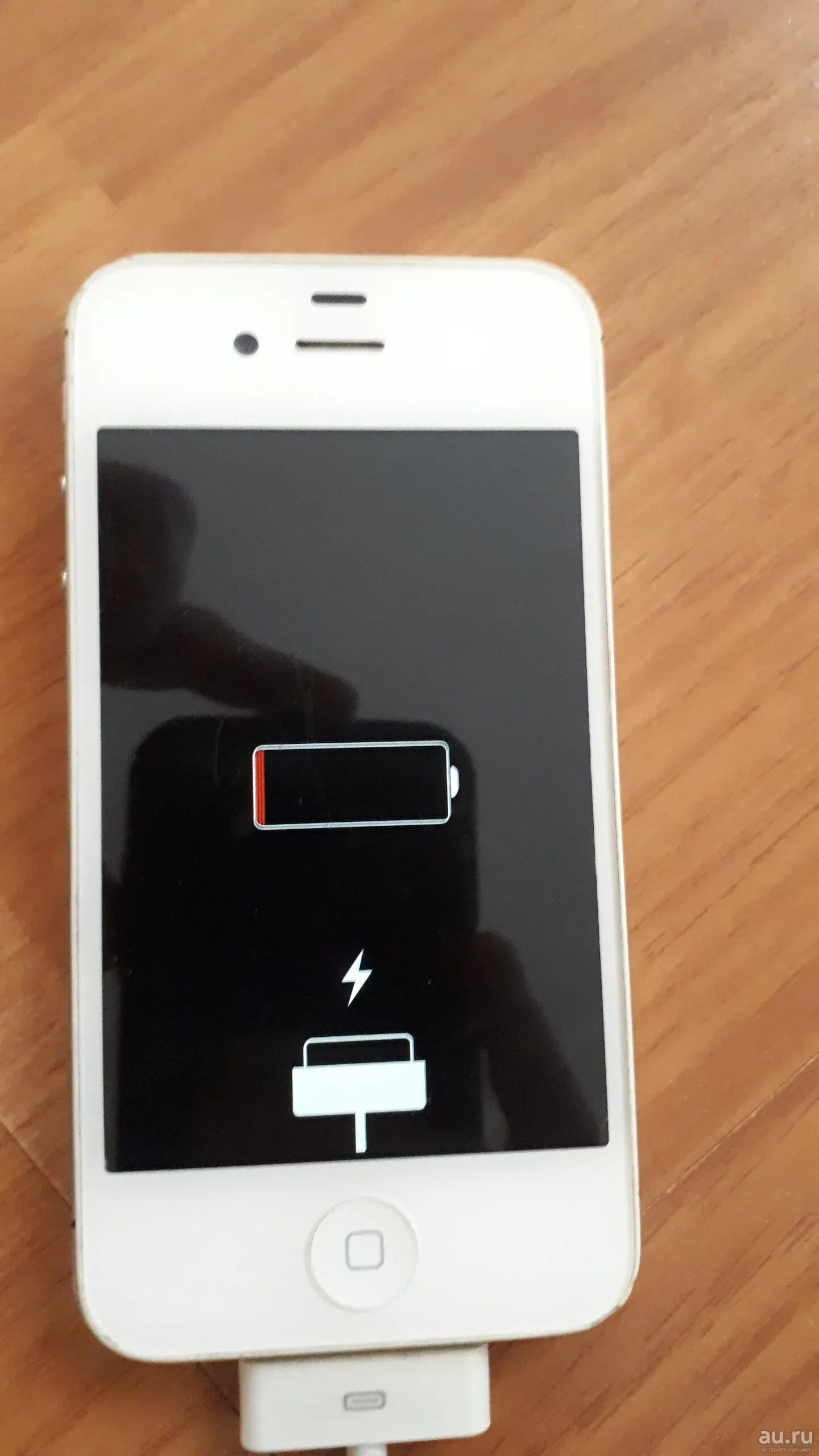 Iphone включается зарядки. Зарядка на айфон 4s. Iphone 4s зарядка. Iphone 4 не заряжается. Айфон заряжается.