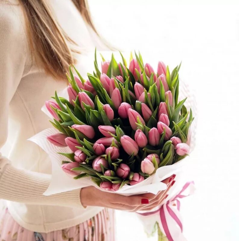 Тюльпаны стильные картинки. Букет тюльпанов. Стильные букеты из тюльпанов. Тюльпаны в руках. Тюльпаны подарок.