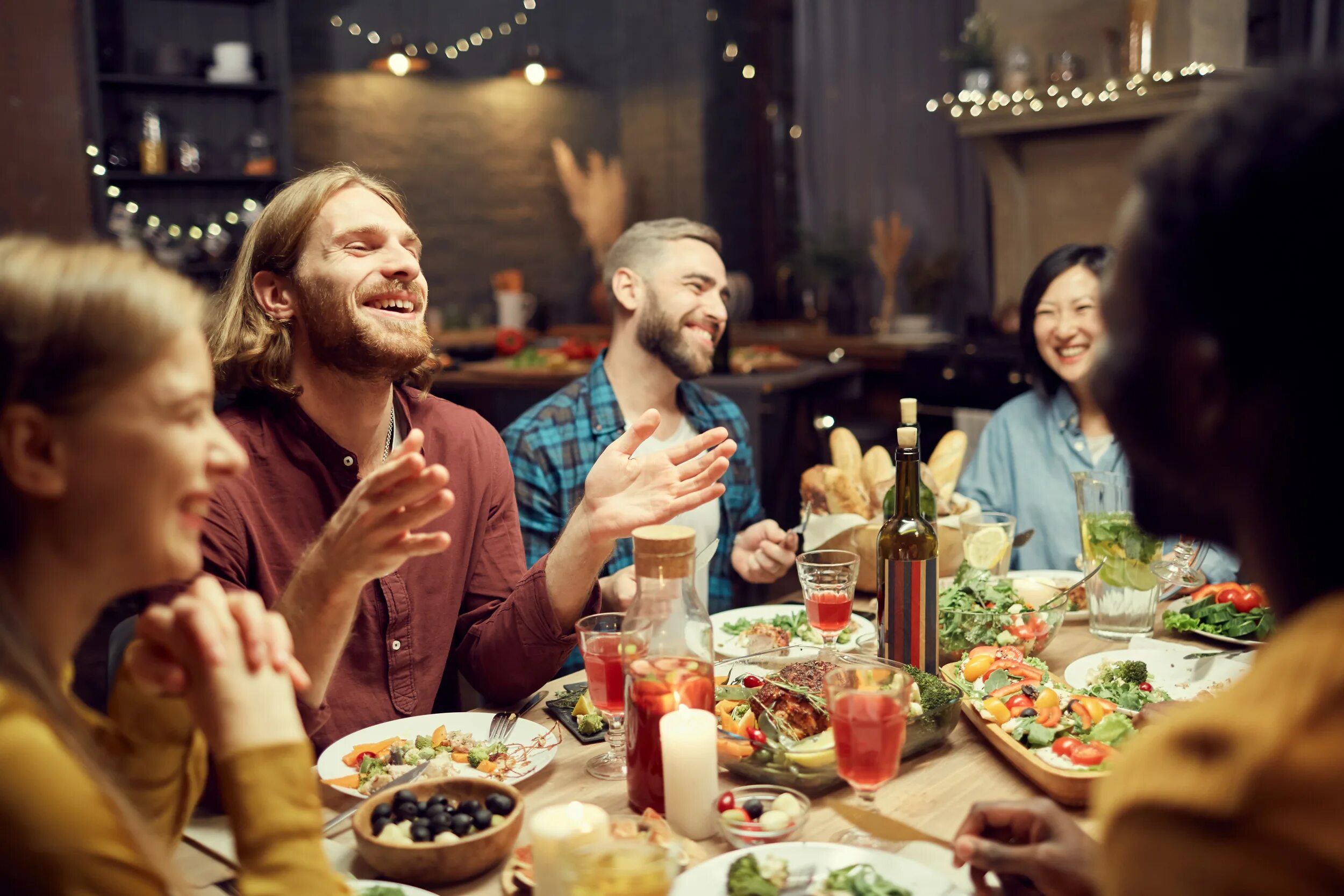 Friends dining. Люди за праздничным столом. Люди смеются в ресторане. Человек за столом. Семья за столом.