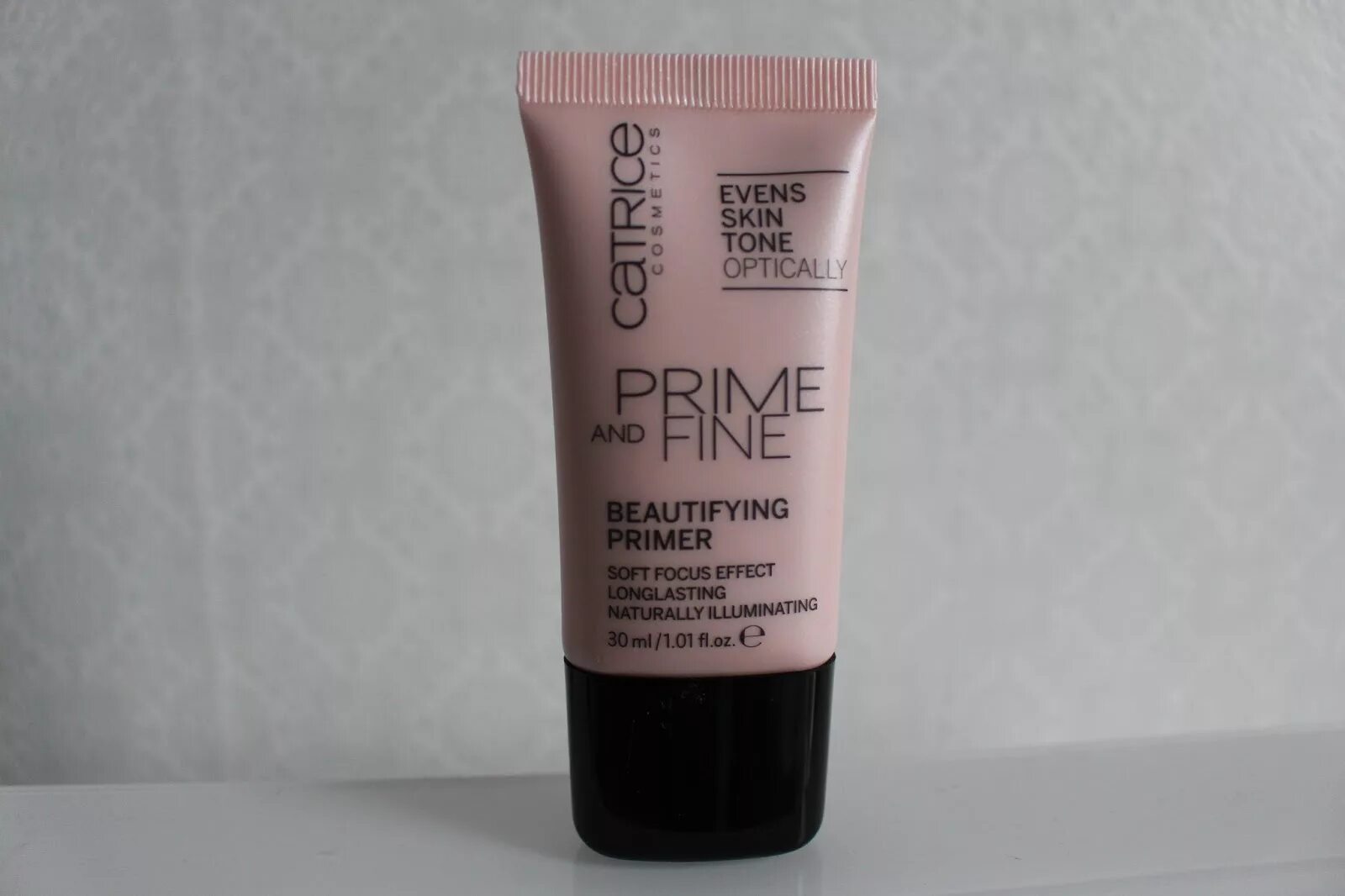 Catrice Prime and Fine. Catrice Праймеры для лица выравнивающий. Праймер сужающий поры Catris. Праймер катрис