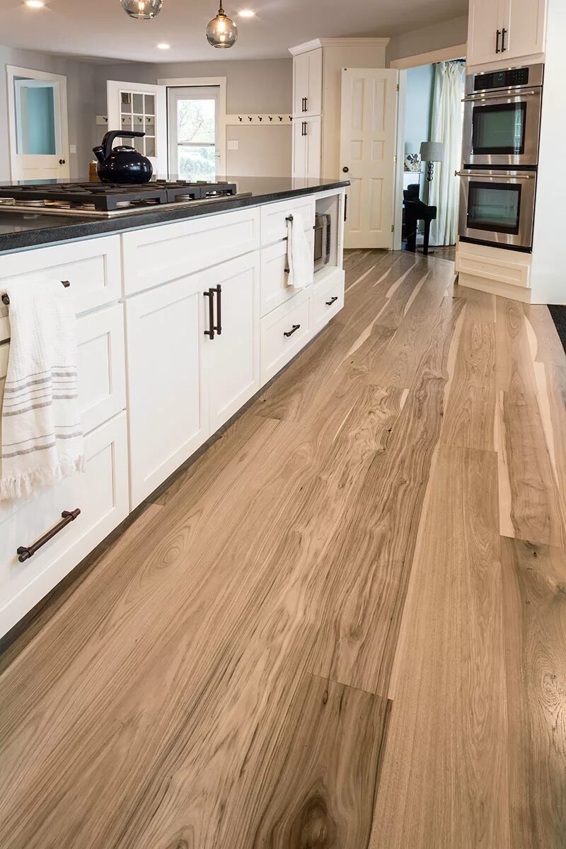 Напольное покрытие для кухни. Кухня с деревянным полом. Цвет линолеума для кухни. Ламинат laminate flooring. Дуб лагуна перго.
