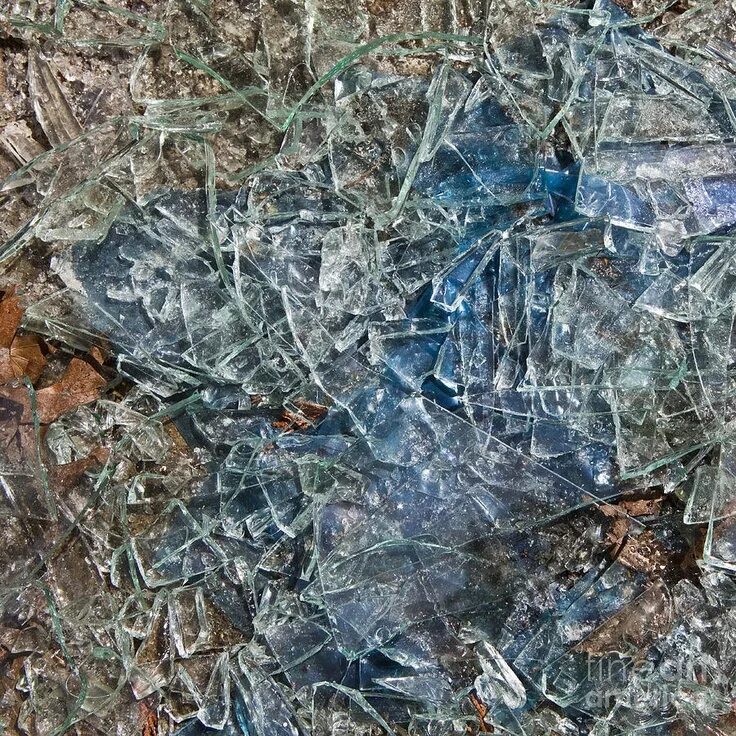Как убрать осколки стекла. Разбитое стекло. осколки стекла. закаленное стекло осколки.