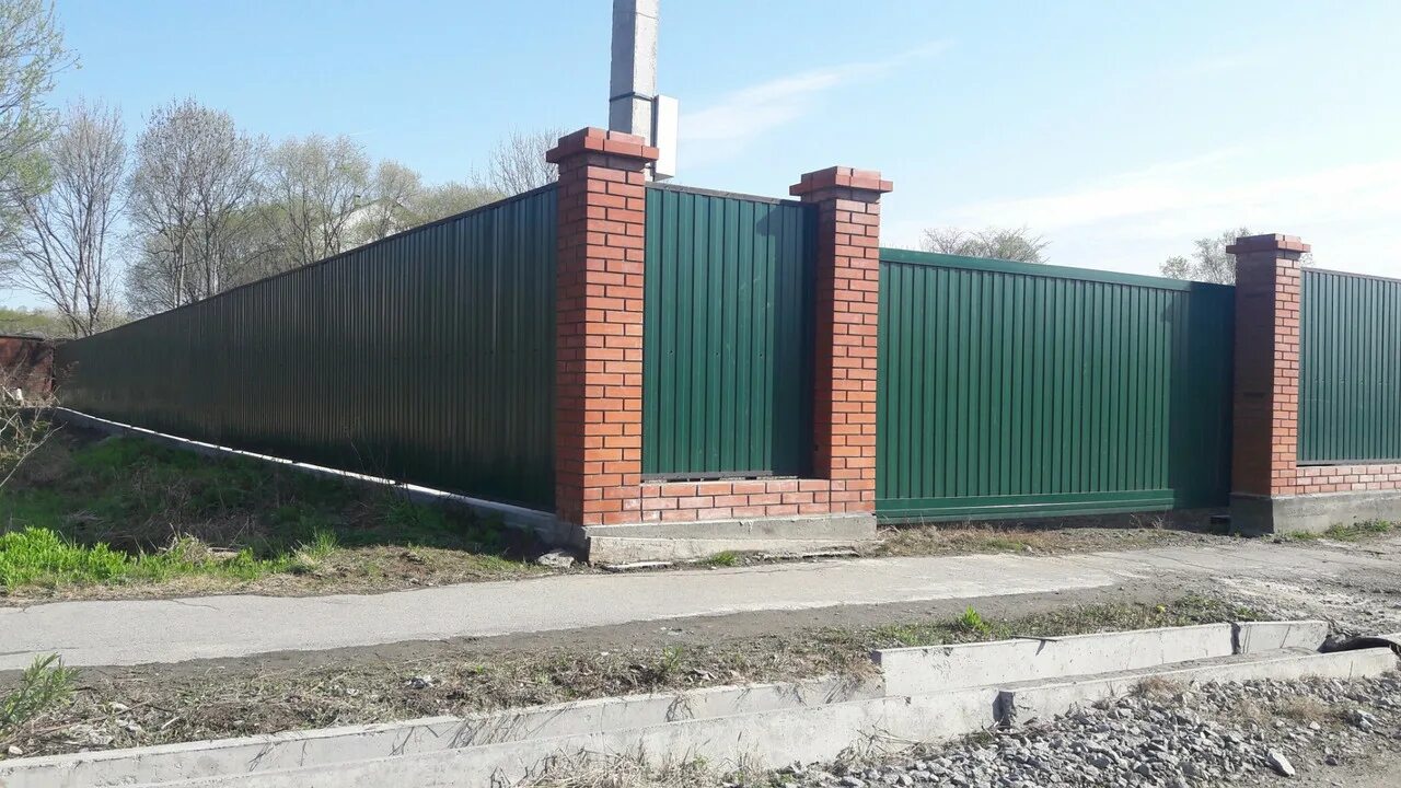 Завод заборов рязань. Откатные ворота из евроштакетника. Заборы в рязани. Фирма стоунвиль в рязани образцы забора выставка. Профлист для забора.