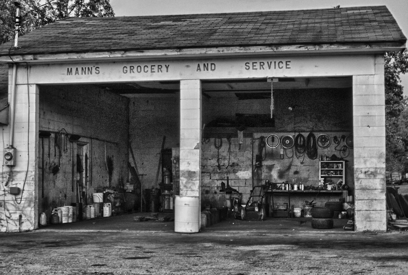Old service. Гараж harley old. old gas station prairie. repair of a gas station. gas station junkyard.