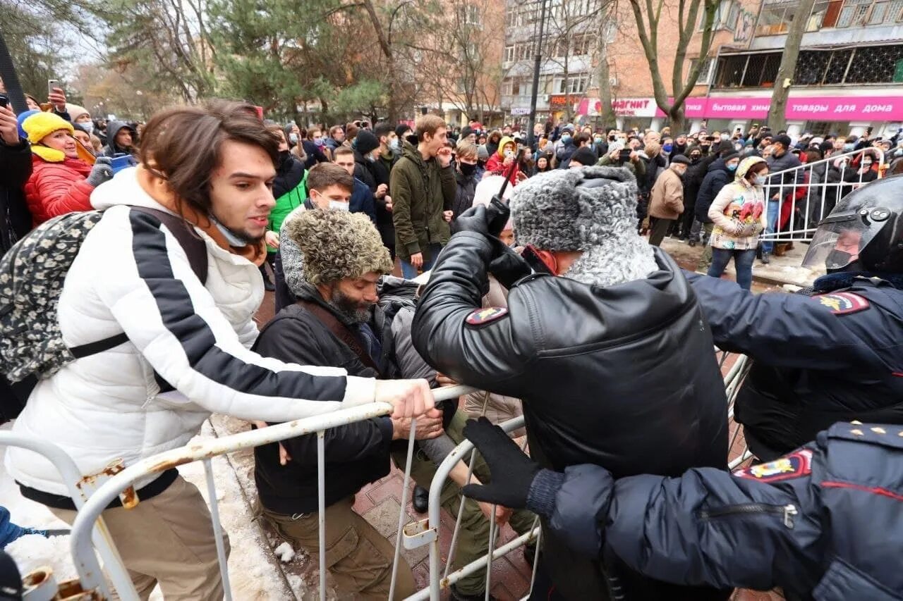 Митинг на выборах 2024. Задержание на акции за Навального в Ростове, 23.01.21. Митинг выборы. Митинг акция в поддержку Путина.