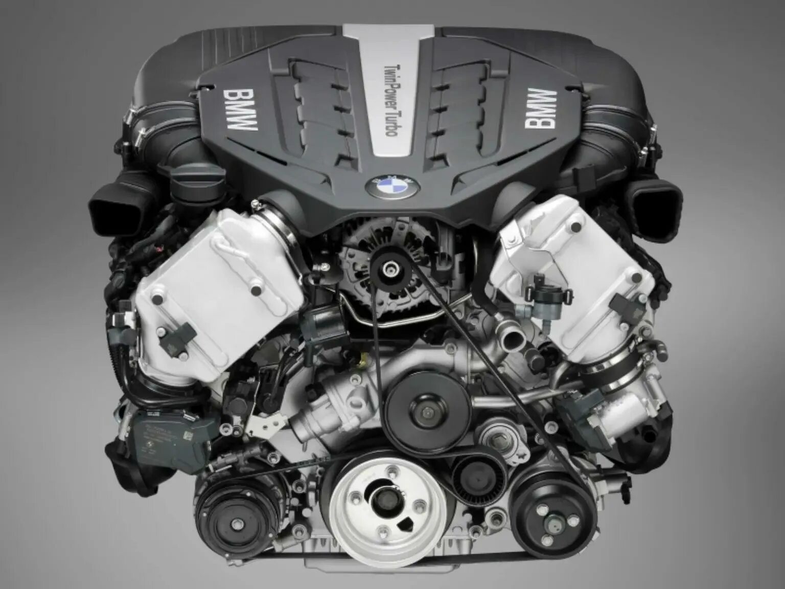 Новые двигатели бмв. BMW n63b44. S63 мотор БМВ. 4.4 S63 мотор БМВ. Мотор н 63 БМВ.