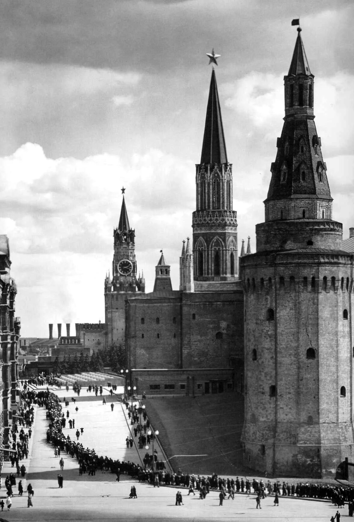 Москва военное время. Кремль Москва 1941. Москва лето 1941. Москва 1941 год фото.