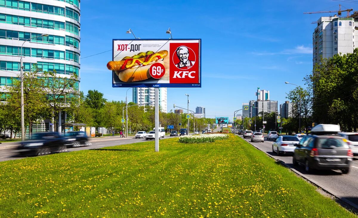 Семья в загородном доме. Дом 3 реклама. Недвижимость. Игры ходить по городу. Красивый дом машины семья.