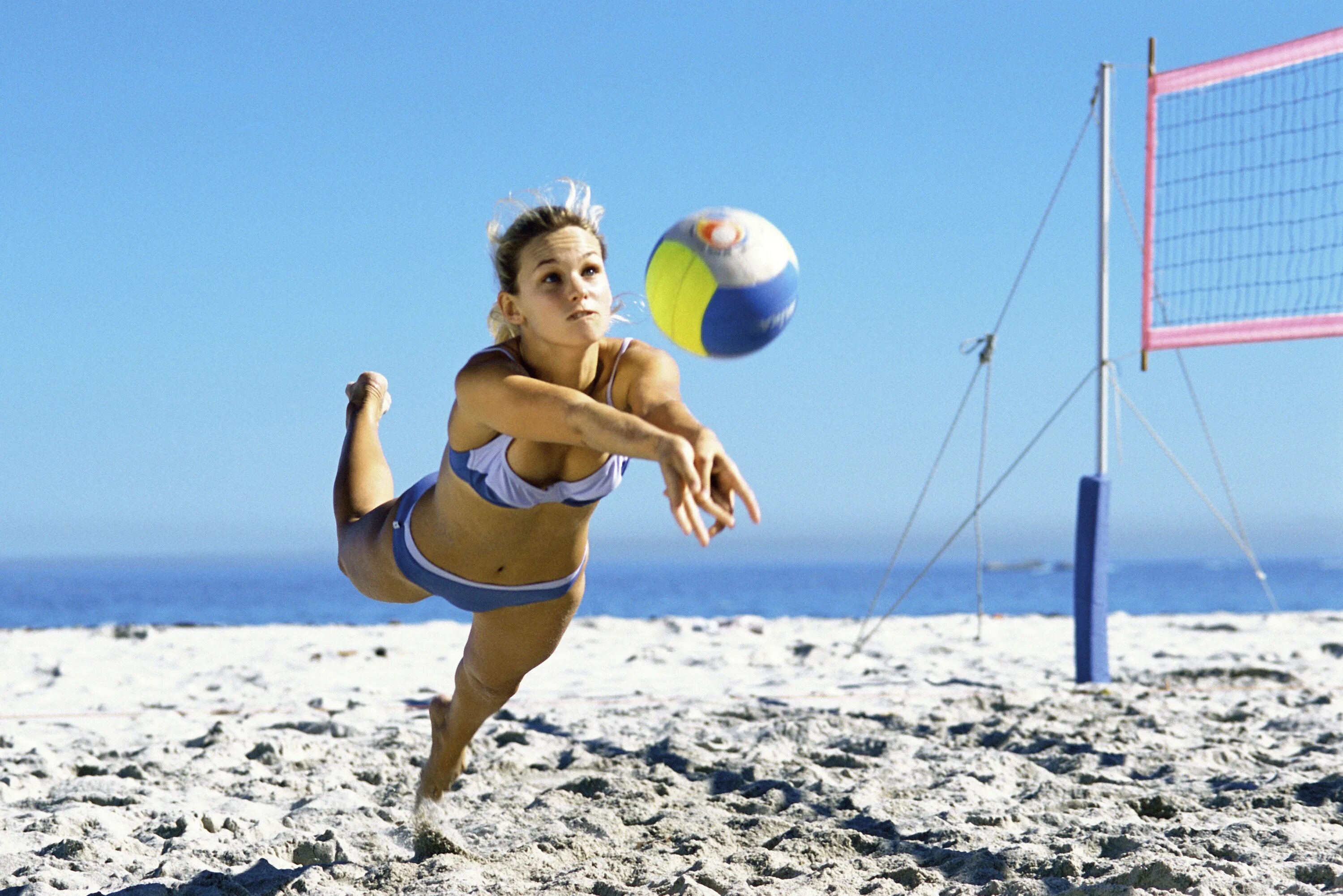 Volley перевод. Пляжный волейбол. Волейбол на пляже. Девушка с волейбольным мячом. Пляжный волейбол картинки.