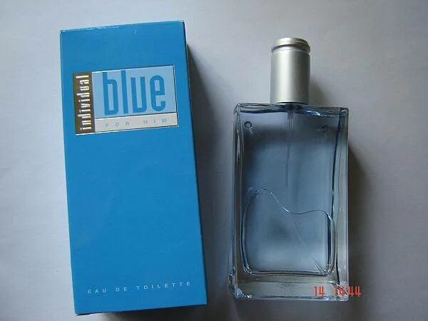 Blue seduction в матовом флаконе. Мужские духи голубой флакон. Духи голубые. Мужские духи голубой флакон. Туалетная вода для мужчин морской аромат.