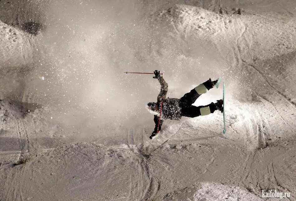 Лыжник падает. Лыжник упал. Падение на горных лыжах. Падение горнолыжника.