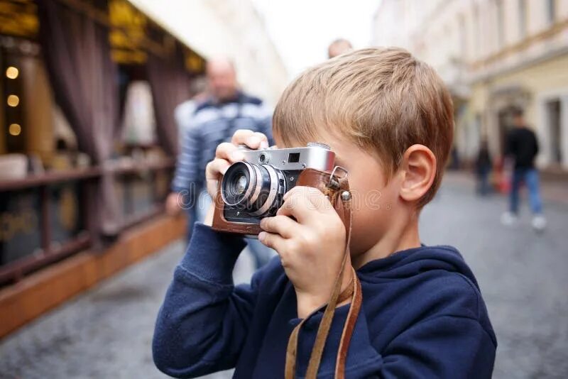 Молодой старую на камеру. Мальчик держит фотоаппарат. Фотосессия мальчик со старым фотоаппаратом. Фотографа мальчика из школы глазами. Kikiboy фотограф.