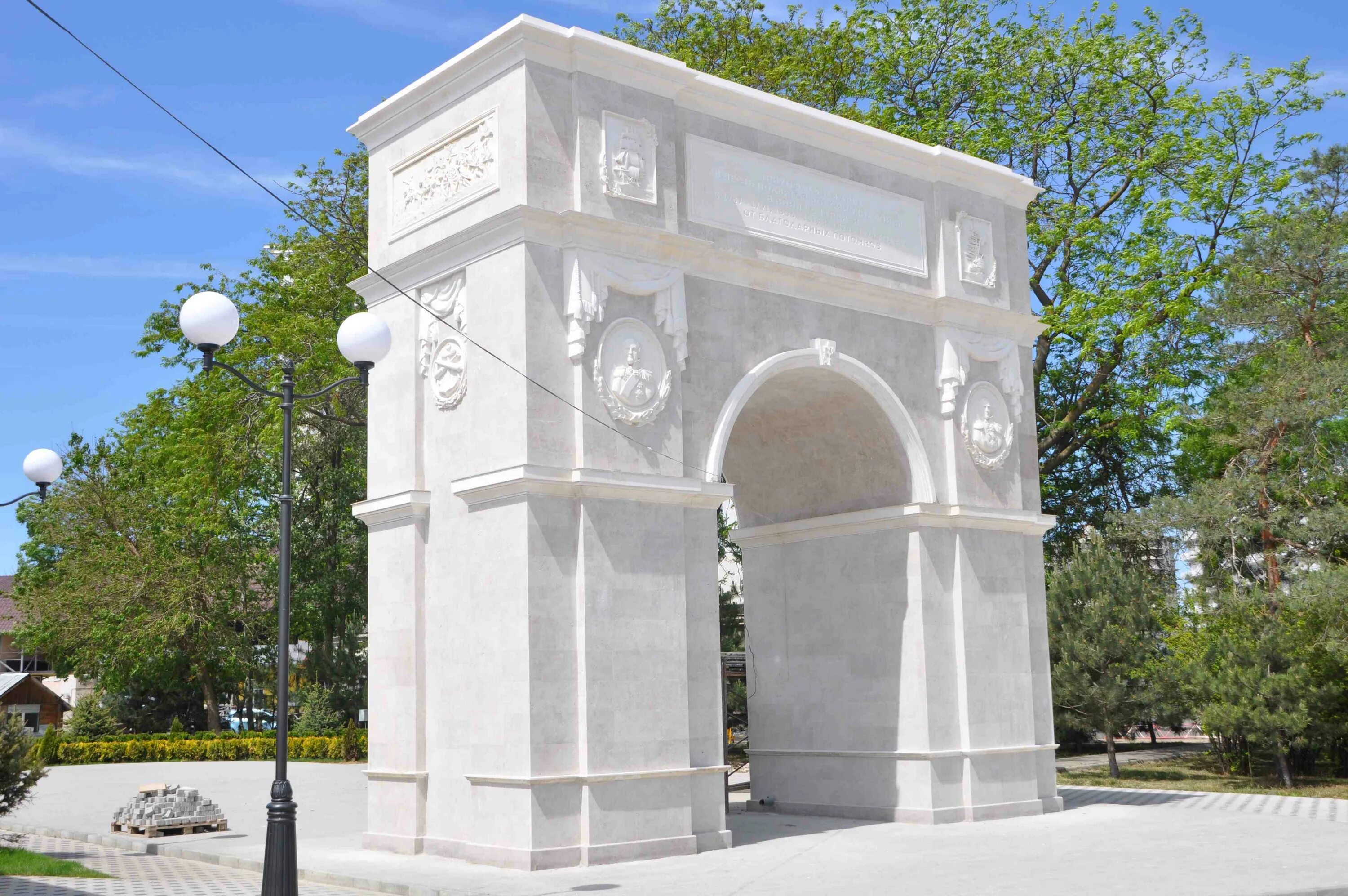 Какая площадь анапы. Триумфальная арка анапа. мемориальная арка анапа. анапа театральная площадь триумфальная арка. новая арка в анапе.