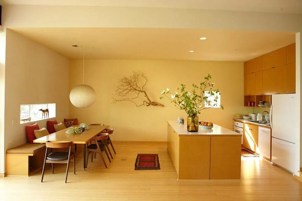 Краска домашняя кухня. Стены на кухне. Кухня песочного цвета в интерьере. Покрасить стены на кухне. Интерьер кухни покраска стен.