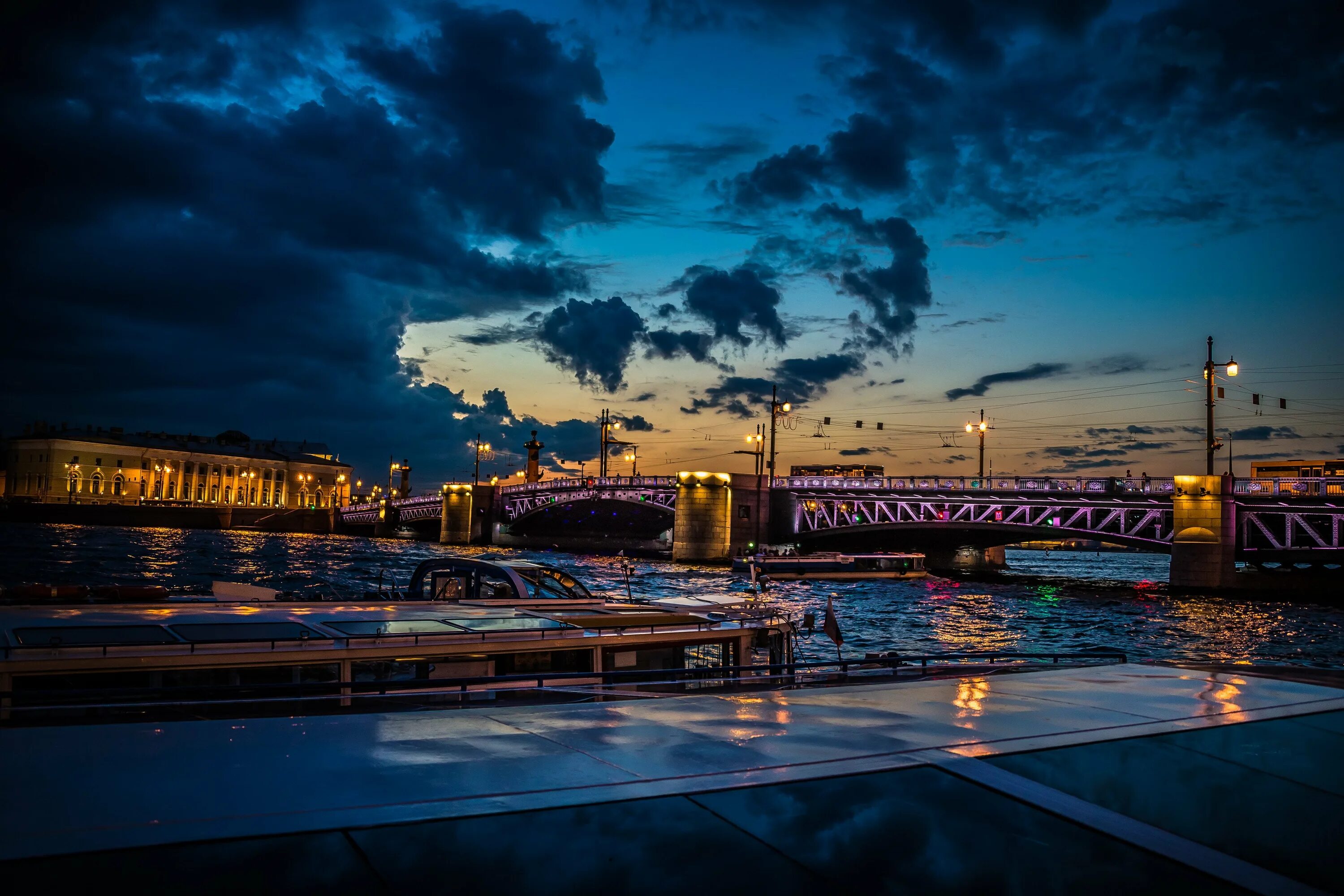 Днем высокое ночью низкое. Белые ночи СПБ 2022. Белые ночи в Санк Птербург. Ночной Санкт-Петербург. Дворцовый мост набережная.