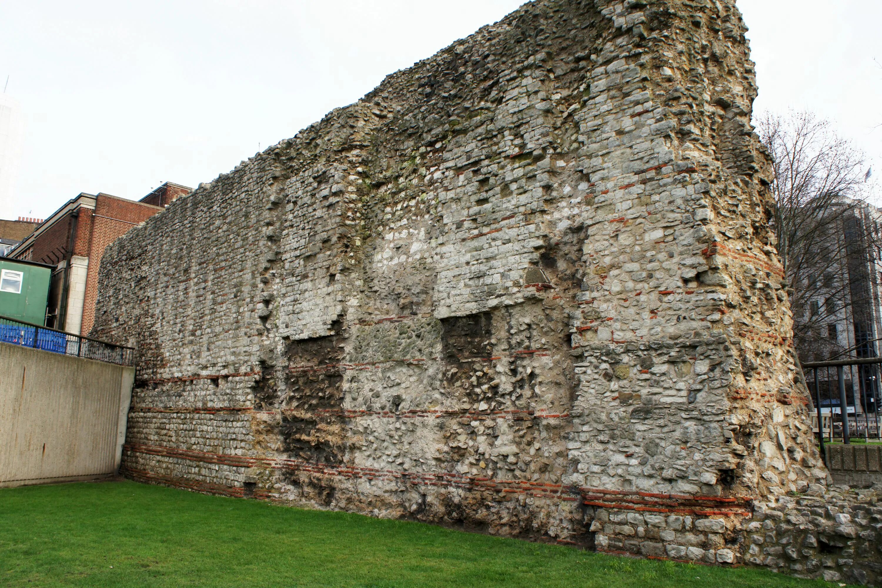 Римские руины в Лондоне. Британия Римская стена Лондиниум. Римская стена Тауэр. Лондонская стена Лондиниум.