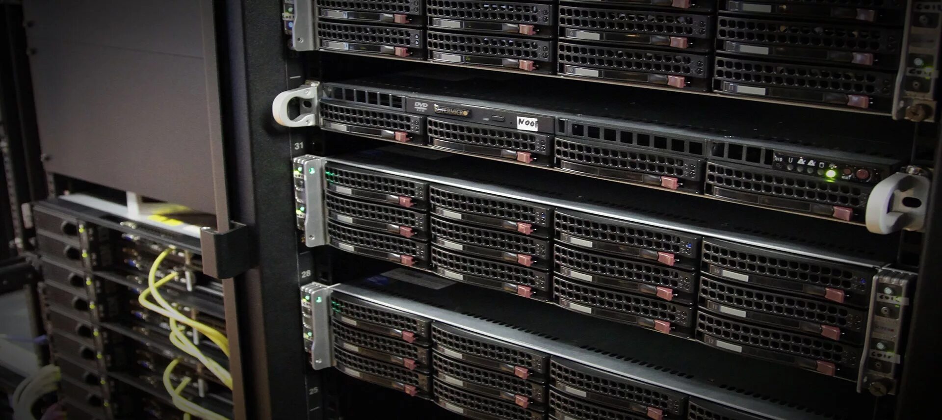 Центр обработки данных «swiss fort knox». Bladesystem c7000. Сервера цод. Стоечный сервер. Серверное оборудование.
