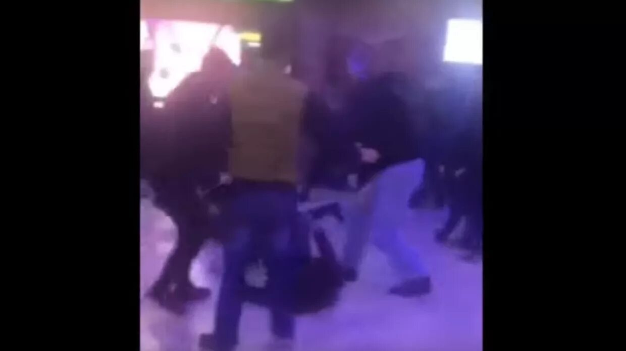 Драка в уфе. Школьная драка девочек. Самая большая драка в уфе. Драка девочек во дворе. Драка в уфе.