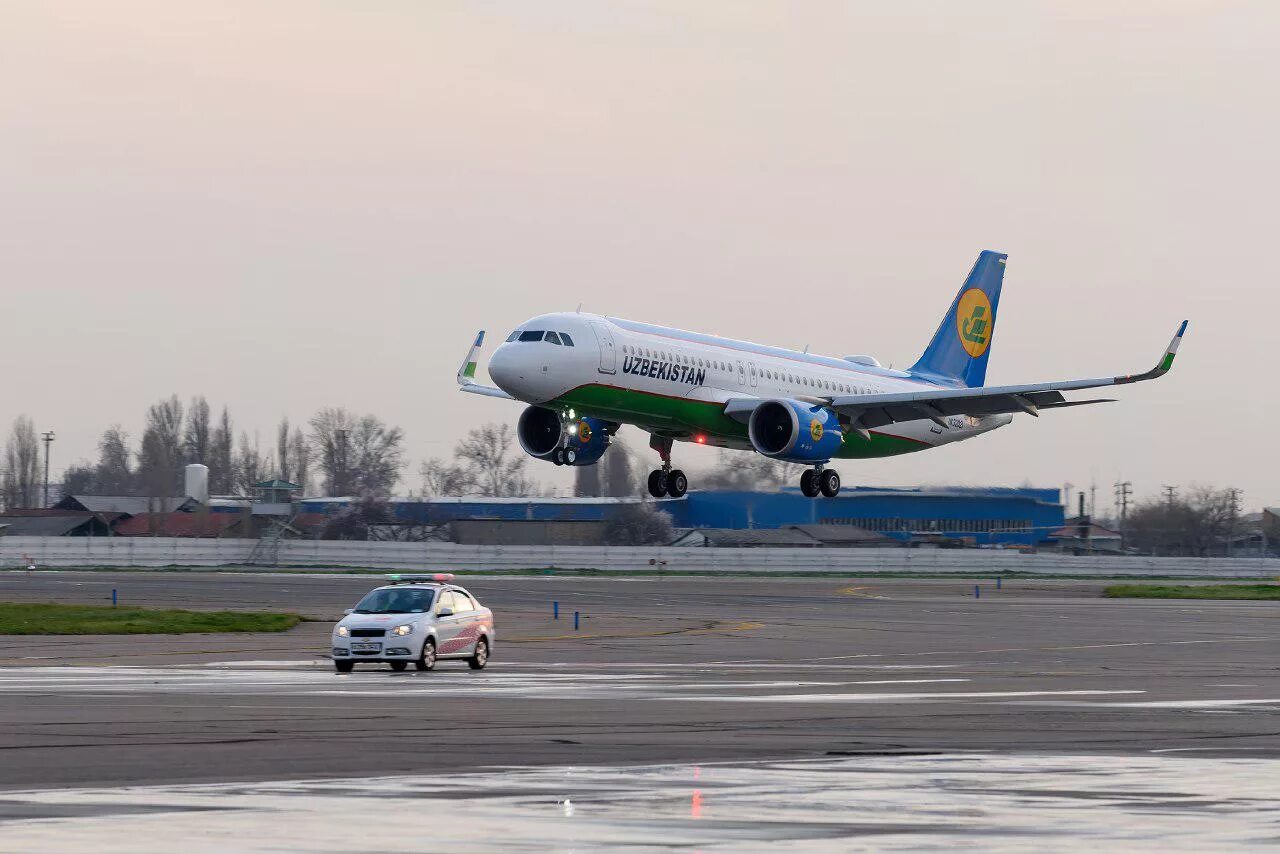 Самолет узбекистон хаво йуллари. Аэробус 320 узбекские авиалинии. Узбекистан самолет сколько. Узбекистан самолет сколько. Боинг 787 узбекских авиалиний.