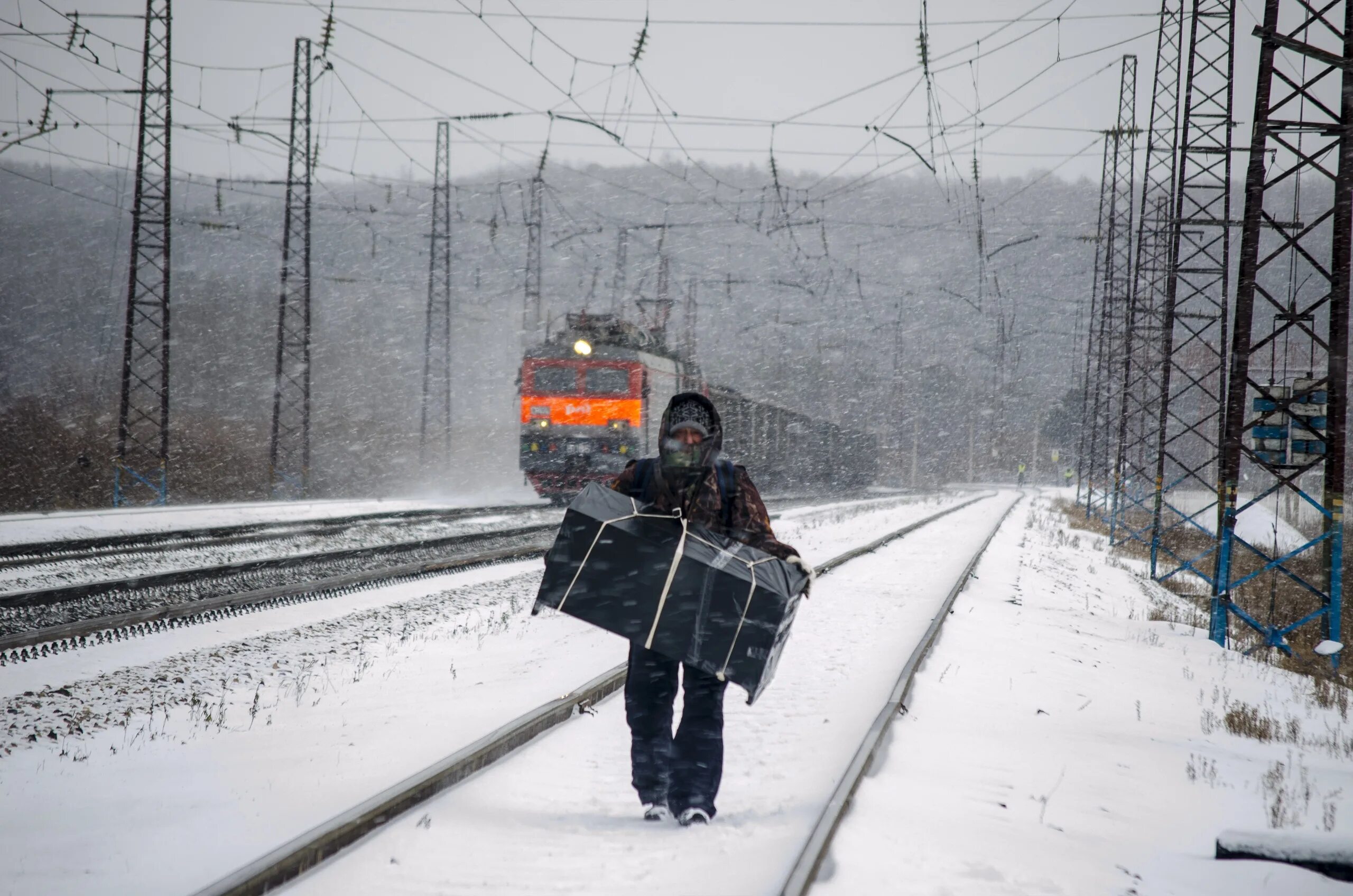 Курсируют ли поезда. Байкало-Амурская магистраль зима. Поезда зимой в Сибири. Пассажирский поезд БАМ. БАМ зима железная дорога.