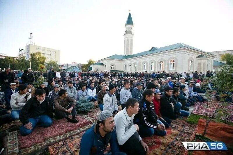 Ураза сегодня в махачкале. Курбан байран в Оренбурге. Праздник в мечети. Ураза байрам. Байрам праздник мусульман.