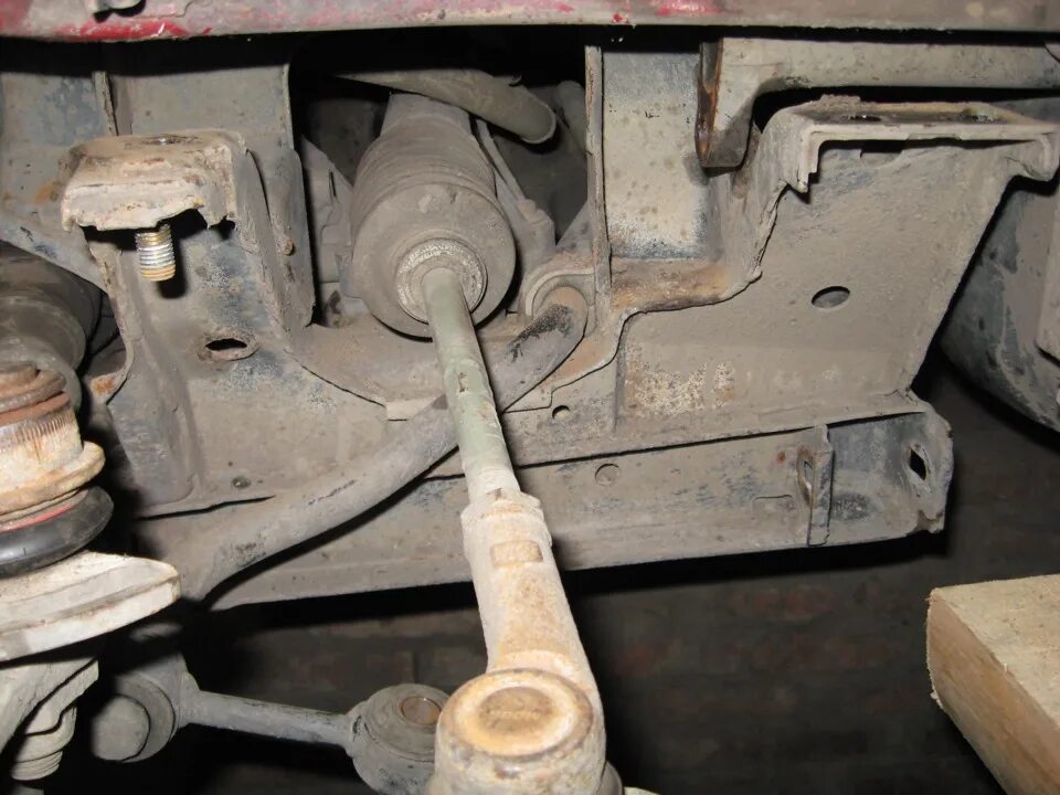 Фольксваген транспортер т4 передняя подвеска торсиона. Фольксваген т5 поднимаем на подъемнике. Передняя подвеска фольксваген транспортер т4. Поднятый т 4. Подвеска фольксваген транспортер т4.