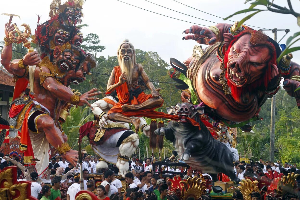 Парад ого ого. Ньепи на Бали. День тишины (Nyepi Day) - Бали. Ньепи на Бали парад. Парад ОГО ОГО на Бали.